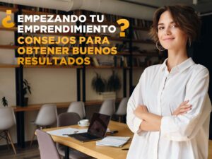 Mujer en una oficina con camisa blanca y brazos cruzados.