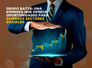 Hombre de traje mostrando gráficas de crecimiento.